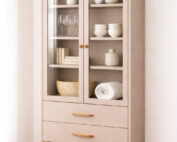 ארון ויטרינה דגם מיכל בצבע סהרה עם דלתות זכוכית, מדפים פנימיים, 2 מגירות תחתונות ידיות ורגלי עץ אלון מלא בגוון טבעי.