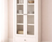 ארון ויטרינה עם דלתות זכוכית, מדפים פנימיים, מגירה תחתונה ורגלי עץ בגוון אפוקסי לבן עם חלק עליון מעץ טבעי כהה