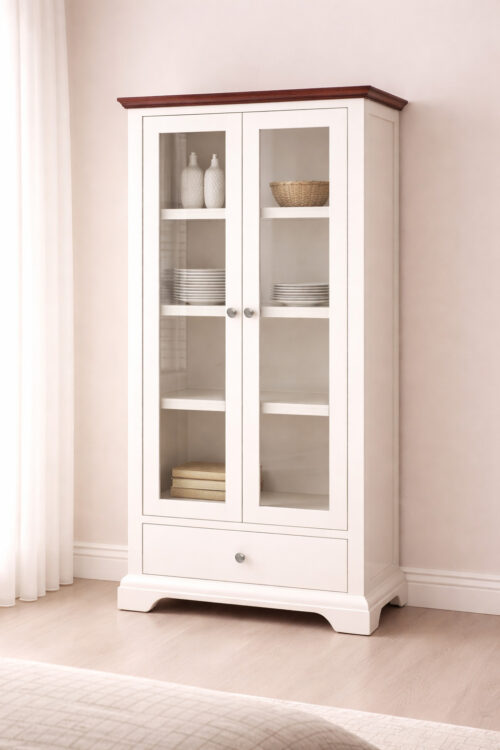 ארון ויטרינה עם דלתות זכוכית, מדפים פנימיים, מגירה תחתונה ורגלי עץ בגוון אפוקסי לבן עם חלק עליון מעץ טבעי כהה